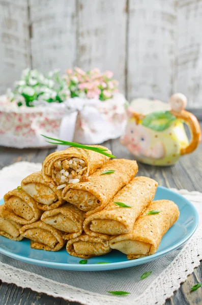 Rollen Pfannkuchen mit Fleisch und Reis gefüllt — Stockfoto