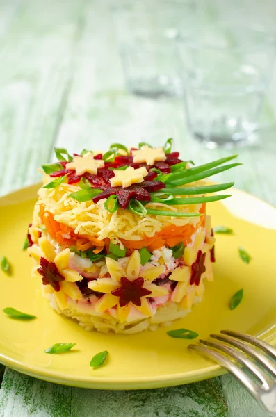 Овочевий салат з весняним прикрасою — стокове фото