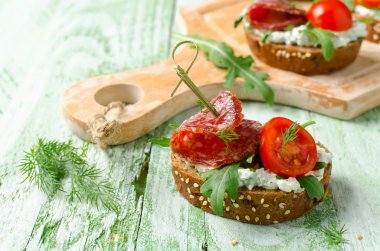 Sandviç salam, domates ve roka ile