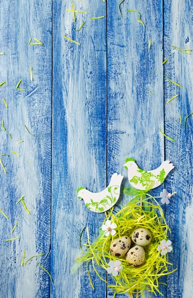 青い木製の背景にイースター装飾 — ストック写真