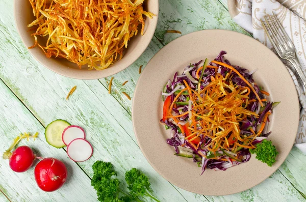 Salada de legumes com batatas crocantes — Fotografia de Stock