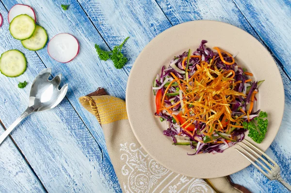 Groente salade met krokante aardappelen — Stockfoto