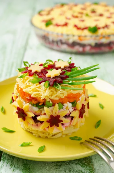 Овочевий салат з весняним прикрасою — стокове фото