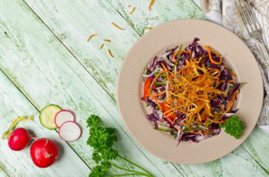 Gevrek patates ile sebze salatası