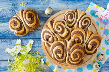 Tatlı çikolata buns kelebek masada