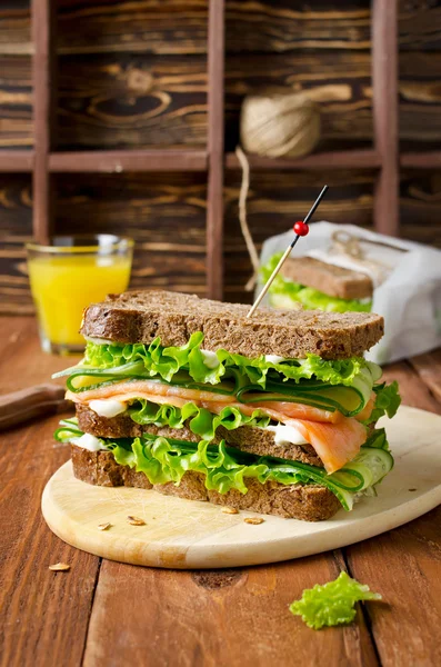 Клубный сэндвич с лососем и огурцами — стоковое фото
