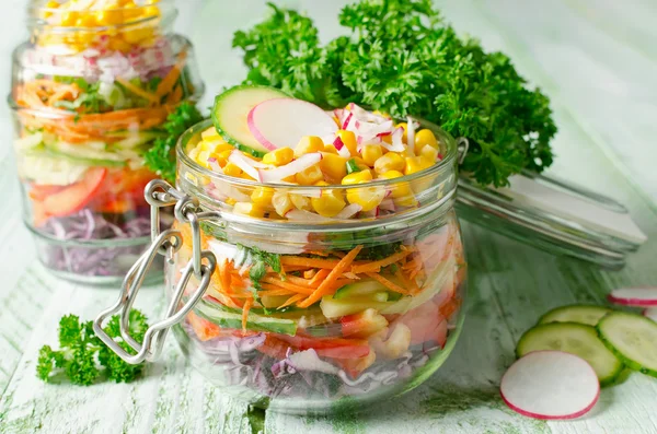 Salada de arco-íris vegetariano em um frasco de vidro para piquenique de verão — Fotografia de Stock