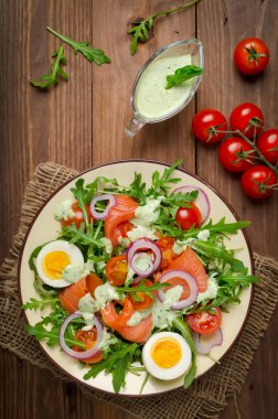 Roka, domates, yumurta ve kırmızı soğan salatası somon füme