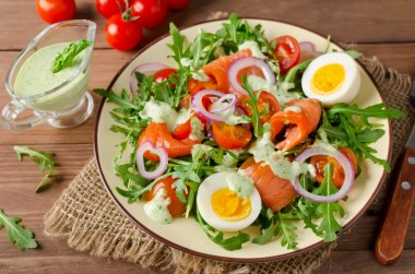 Roka, domates, yumurta ve kırmızı soğan salatası somon füme