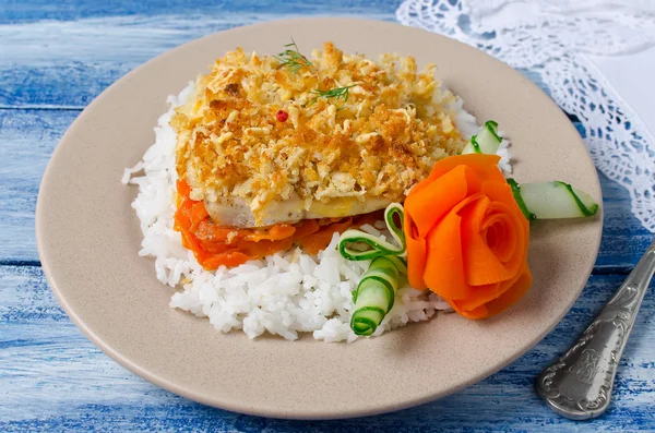 Филе запеченной рыбы с морковью под хлебной корочкой — стоковое фото