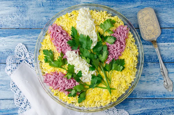 Salada com frango e cogumelos decorados com raminhos de lilás — Fotografia de Stock