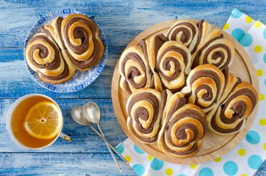 Tatlı çikolata buns kelebek masada