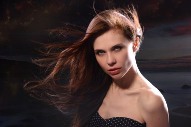 Siyah arka planda bir kızın stüdyo portresi