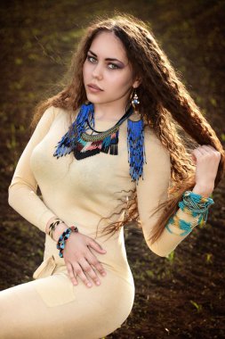 Bir bahar alanda güzel kahverengi saçlı kadın