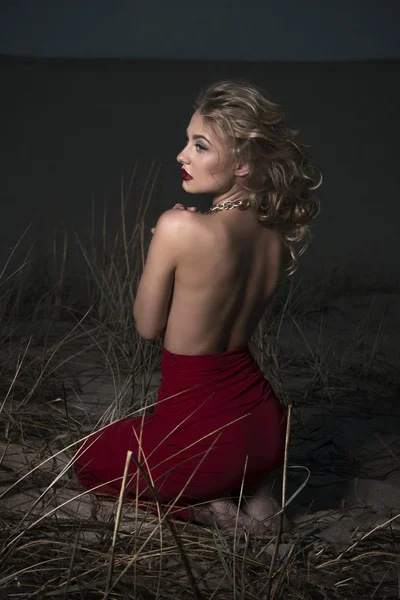 一个性感的金发美女在海滩的肖像 — 图库照片