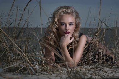  Sahilde lüks sarışın