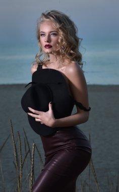  Güzel bir sarışın portresi