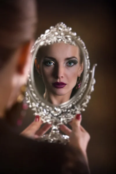 一个美丽的女人在镜子里 — 图库照片