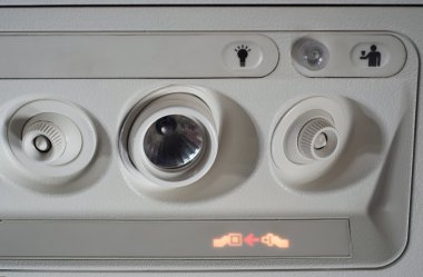 Emniyet kemeri işaret içinde uçak tutturmak