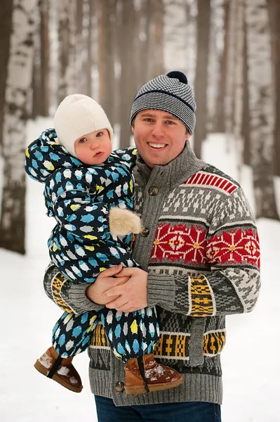 Vader en zoon in winter forest — Stockfoto