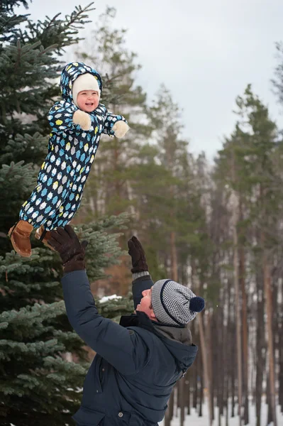 Father playing with son in winter forest — Stock Photo, Image