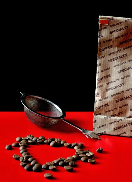 Kawa i sito na powierzchni czerwony — Zdjęcie stockowe