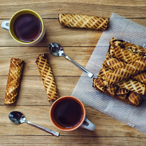 Hemgjord wafer rolls och kopp te för par — Stockfoto