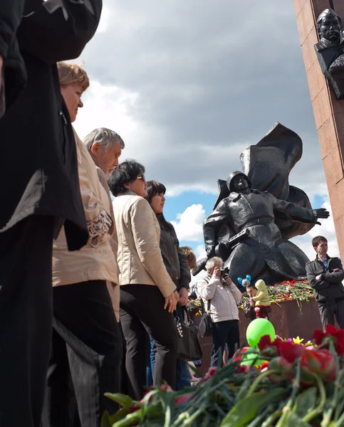 Ufa, Rusland - mei 9. Bloemen en mensen in de buurt van Memorial de helden van de Sovjet-Unie Alexander Matrosov en M. Gubaidullin. World War Ii Memorial. 9 mei 2013 Ufa, Rusland. Stockafbeelding