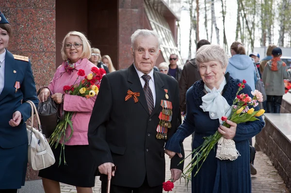 Ufa, Rusland - 9 mei 2013. Paar van de Tweede Wereldoorlog veteranen Ii glimlach naar camera in Victory Park tijdens festiviteiten gewijd aan dag van de overwinning op 9 mei bij de Ufa Rechtenvrije Stockafbeeldingen