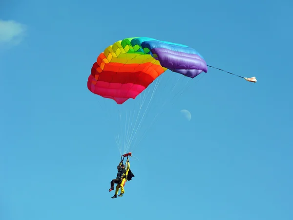 Paracadute tandem contro il cielo blu chiaro — Foto Stock