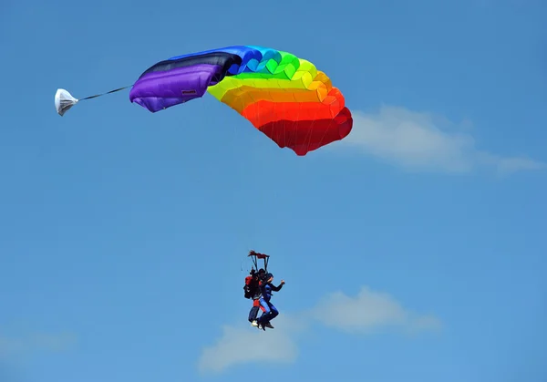 Tandem parachute tegen blauwe hemel Rechtenvrije Stockfoto's
