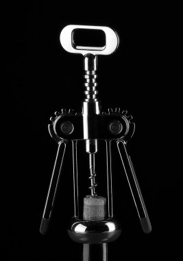 Tirbuşon şarap ve siyah arka plan üzerine mantar.