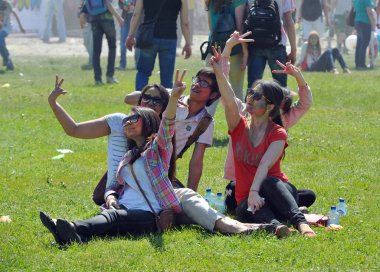 St. Petersburg, Rusya - 13 Haziran 2015: Festival renkler Kirovets 12-14 Haziran, 2015 Saint Petersburg'daki Stadyumu'nda. Gençler fotoğraf için poz