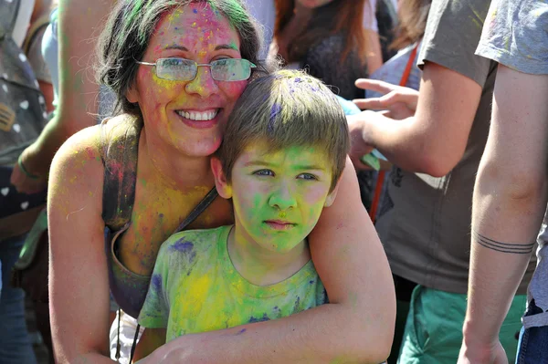 St. Petersburg, Ryssland - 13 juni 2015: Festival av färger på stadium Kirovets i Sankt Petersburg 12-14 juni, 2015. Lycklig mor och son fläckade färgas av paint — Stockfoto