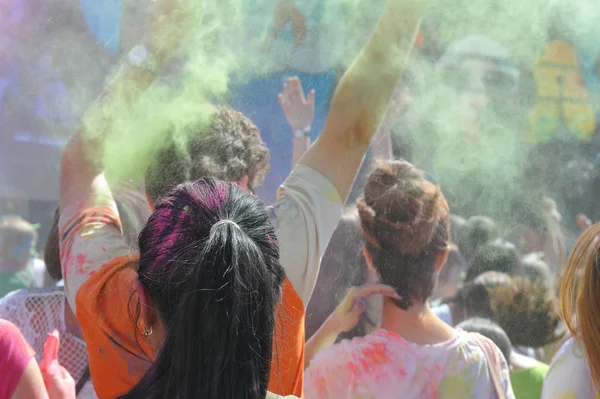 Holi. Festival av färger på stadium Kirovets i St. Petersburg 12-14 juni, 2015. Unga människor kasta färg pulver — Stockfoto