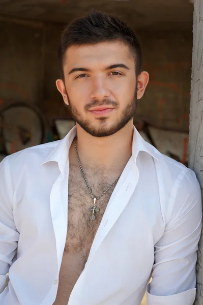 Young man portrait in unbuttoned shirt — Stock fotografie
