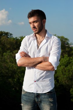 Gömlekli genç adam portresi