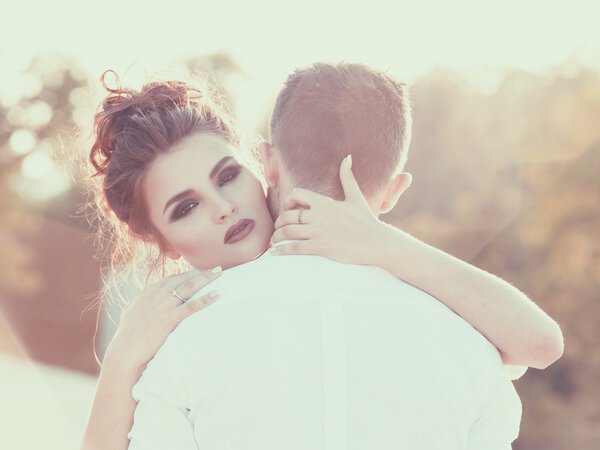 Теплые объятия. Девушка обнимает своего парня. Винтажное тонизирование
