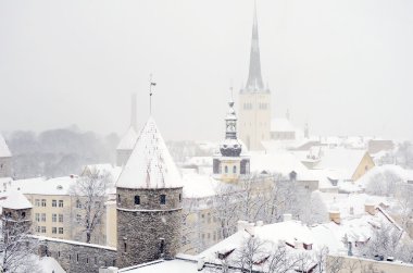 Karlı kış Tallinn. Eski şehir görünümünü