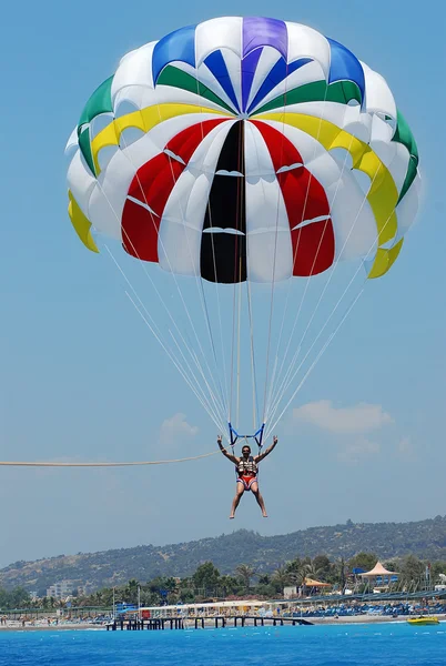 Un hombre está parapeteando. Deportes acuáticos — Foto de Stock