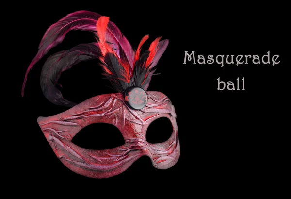 Mezza maschera di Carnevale rosso veneziano con piume, su sfondo nero . — Foto Stock