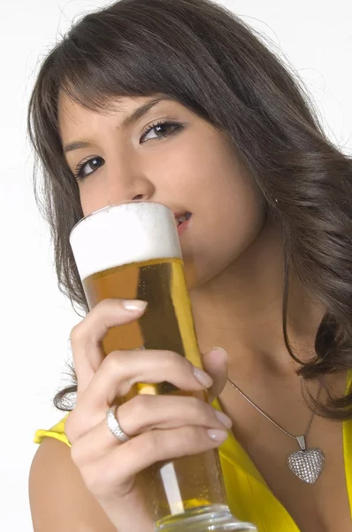 Bella ragazza che beve birra dal bicchiere Foto Stock