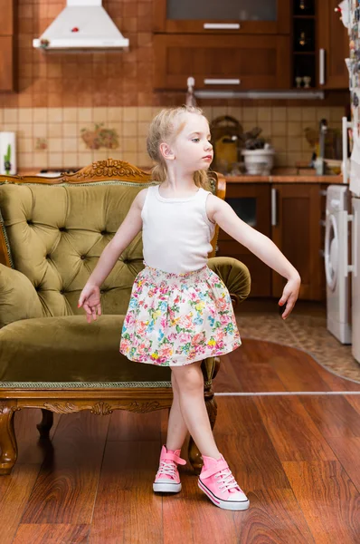 Hermosa niña bailando en medio de la habitación — Foto de Stock