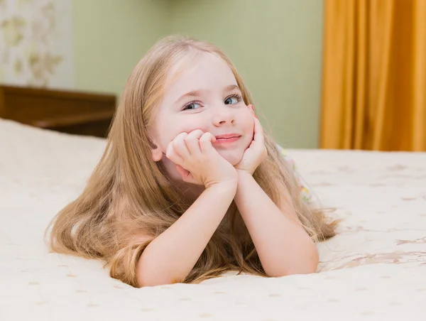 Sevimli küçük kız yatakta yukarı awaked — Stok fotoğraf