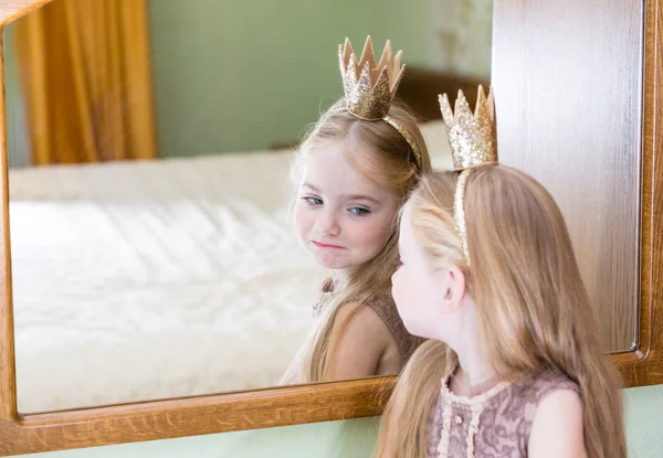 Princesa niña pintura maquillaje lápiz labial en el espejo —  Fotos de Stock