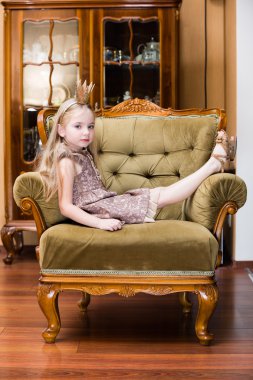 taç ayakta koltuğa giyen küçük kız sarışın saç