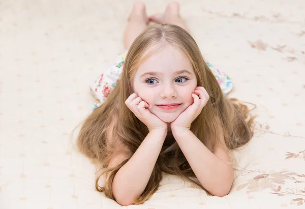 Adorable niña despertó en la cama —  Fotos de Stock