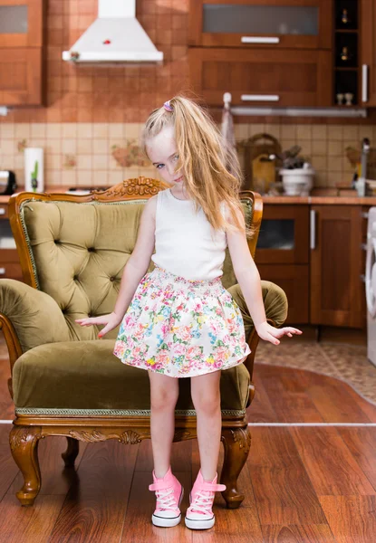 Hermosa niña bailando en medio de la habitación — Foto de Stock