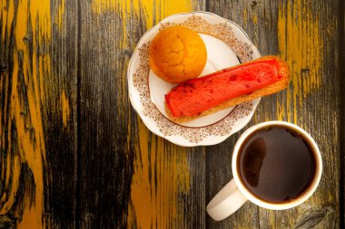 Üzerinde turtalar olan kahve fincanı ahşap üzerinde eski sarı boya