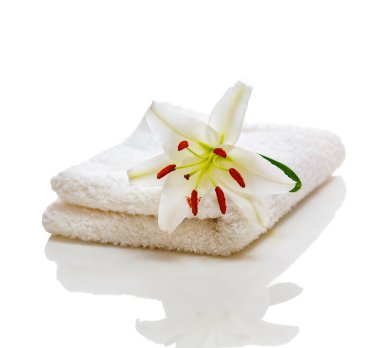 Beyaz zambaklı beyaz spa havluları.